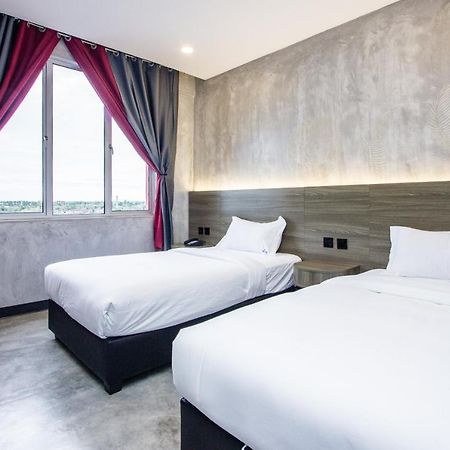 Sri Indar Hotel & Suites Parit Buntar Extérieur photo